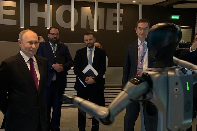 Putin dans eden robotla karşılandı, 38 yeni nükleer güç ünitesi inşa planını açıkladı