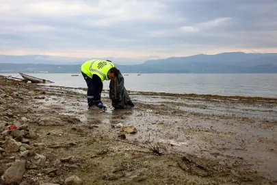 Sapanca Gölü'nde ekosistemi koruyan kıyı temizliği