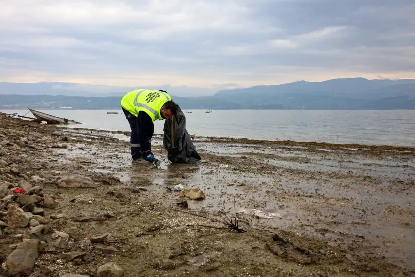 Sapanca Gölü'nde ekosistemi koruyan kıyı temizliği