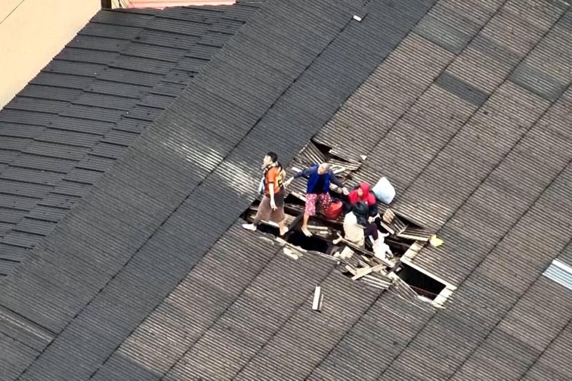 Tayland'ın Hat Yai kentinde şiddetli selde çatıda mahsur kalan beş kişilik aile kurtarıldı