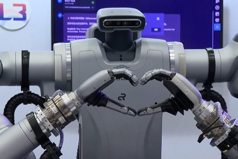 Tayvanlı şirket yeni elektrikli araç ve kahve yapan insansı bir robot tanıttı