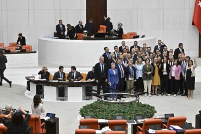 TBMM Genel Kurulunda CHP'li vekiller kürsüyü işgal etti