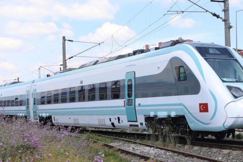 Türkiye'nin ilk milli hızlı treni raylara iniyor