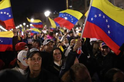 Venezuela’da binlerce kişiden ABD'ye tepki: Maduro'ya destek sloganları attılar