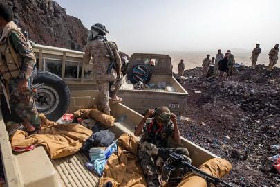 Yemen'de bir valinin konvoyuna yapılan silahlı saldırı sonucunda 5 kişi öldü, iki kişi yaralandı