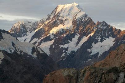 Yeni Zelanda'nın en yüksek zirvesi olan Aoraki'de iki dağcı öldü