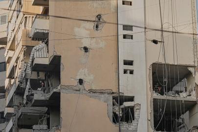 Yetkililer, aylardır Beyrut'taki ilk İsrail saldırısının ardından enkazı kaldırıyor