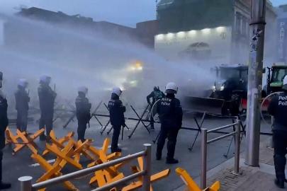 27 AB ülkesinden çiftçiler Brüksel'de AB-Mercosur anlaşmasına karşı protesto etti, polisle çatıştı