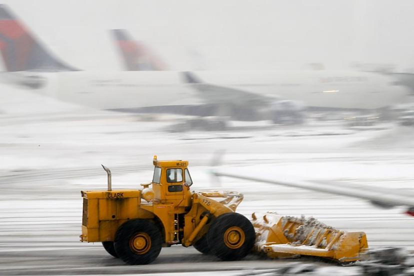 5.300'den fazla uçuş aksadı: ABD'de ilk kuzeydoğu fırtınası Orta Batı ve Kuzeydoğu'ya yoğun kar