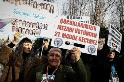 6 Şubat'ta yakınlarını kaybeden aileler yeni yargı paketine karşı TBMM önünde nöbette