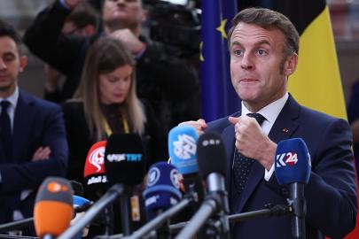 AB zirvesi öncesinde ‘dans eden mikrofonlar’ Macron’un dikkatini dağıttı