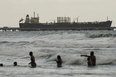 ABD, Venezuela açıklarında üçüncü petrol tankerinin peşinde