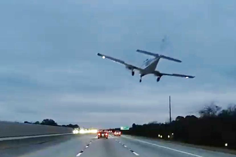 ABD'de gökten bir anda inen uçak otoyolda giden arabaya çarptı