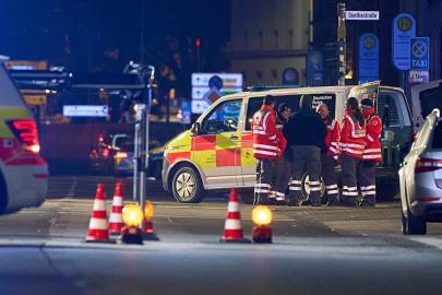 Almanya'da bir sürücü otobüs durağına çarptı: 3 yaralı