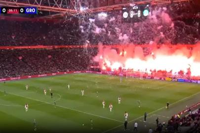 Amsterdam'da havai fişekler nedeniyle Ajax maçı tatil edildi