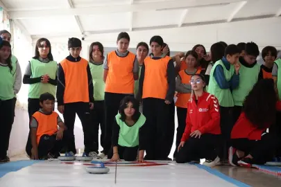 Antalya’da kız çocukları Floor Curling ile tanıştı