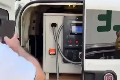 Aracının bagajına yerleştirdiği jeneratörle yolda kalan elektrikli otomobillere şarj hizmeti veriyor