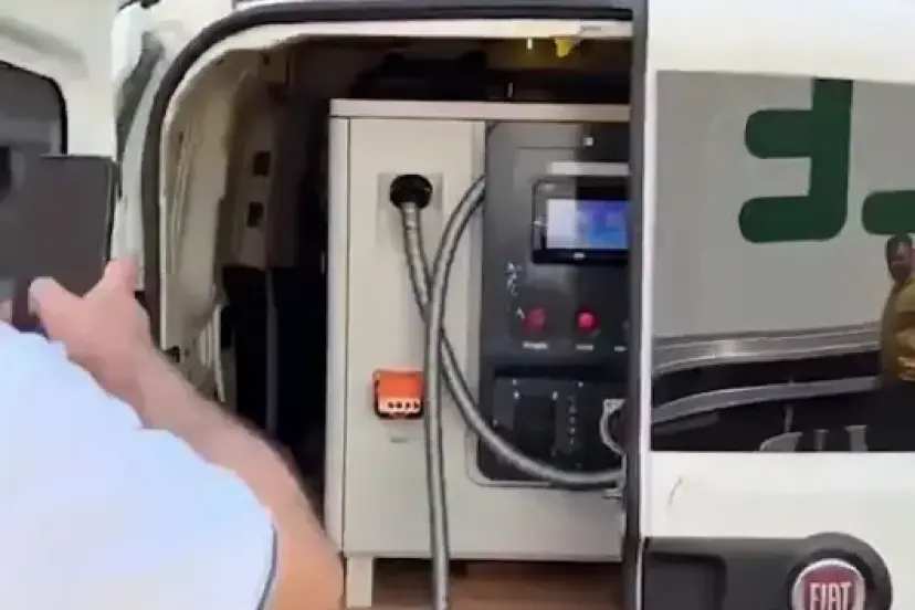 Aracının bagajına yerleştirdiği jeneratörle yolda kalan elektrikli otomobillere şarj hizmeti veriyor