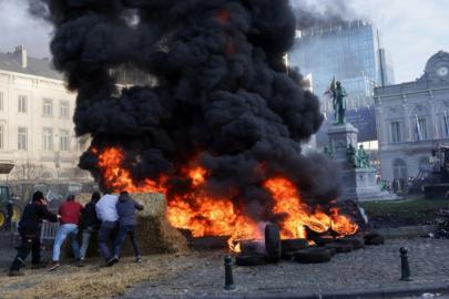 Avrupalı çiftçiler, Brüksel’i traktörlerle kilitledi