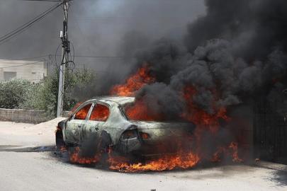 Batı Şeria'da toprakları gasbeden İsrailliler, araçları ateşe verdi