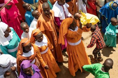 Bebekleri havaya fırlatma ritüeli: Nedenine bakın...