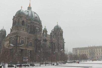 Berlin karla kaplandı: Kış kentte etkili