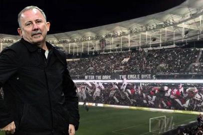 Beşiktaş tribünlerinden sert tepki: 'Takım niye oynamıyor?'