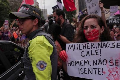 Brezilya'da binlerce kişi kadın cinayetlerine dikkat çekmek için yürüdü