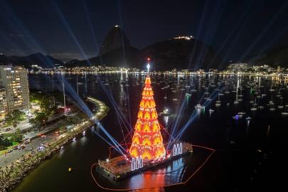 Brezilya'nın Rio de Janeiro kenti yüzen Noel ağacını tanıttı
