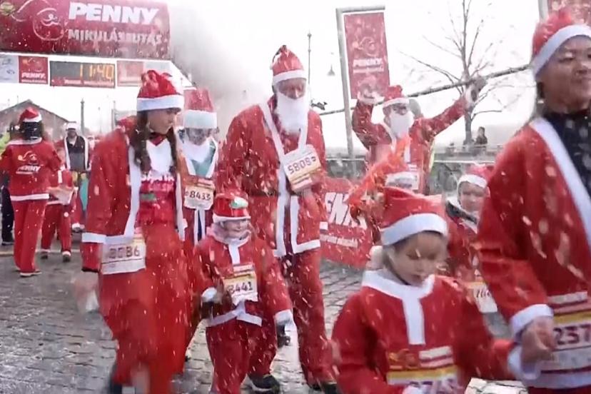 Budapeşte sokakları Santa Run için koşucularla doldu