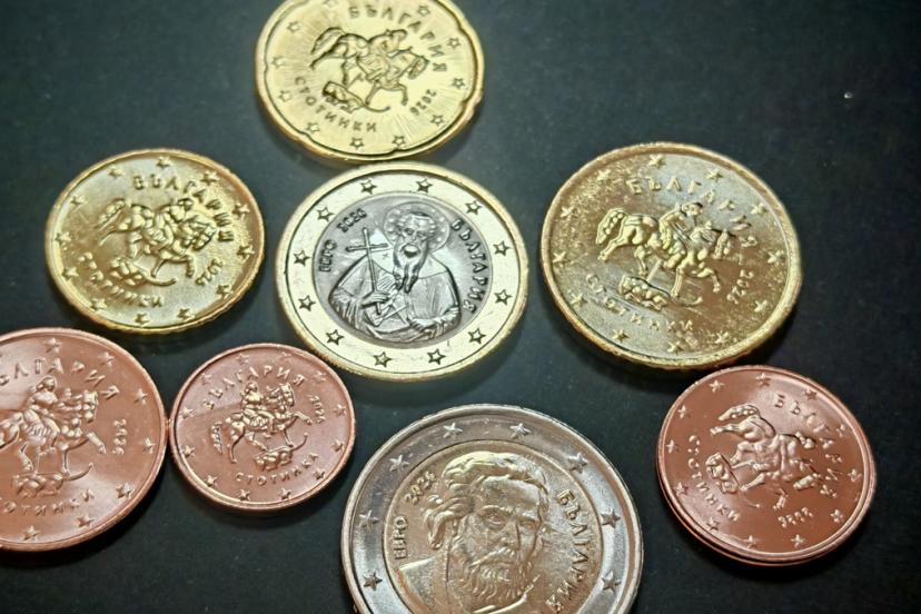 Bulgaristan'da ilk yerel euro örneklerini almak için kuyruk oldular