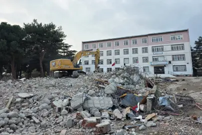 Bursa Hamitler'de 43 yıllık ortaokul yıkıldı... Yerine modern okul geliyor