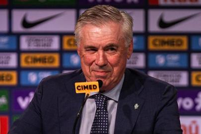 Carlo Ancelotti imzayı atıyor