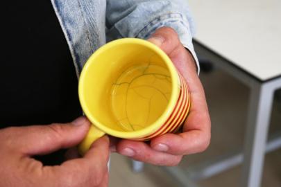 Çatlak seramik kupalar bakteri üretme riski taşıyor
