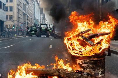 Çiftçiler AB-Mercosur serbest ticaret anlaşmasını protesto etmek için Brüksel'de yolları kapattı