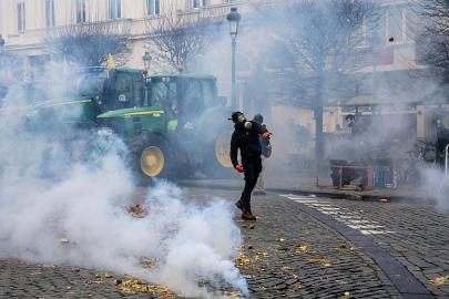 Çiftçiler Brüksel'de Avrupa Parlamentosu yakınında polisle çatıştı