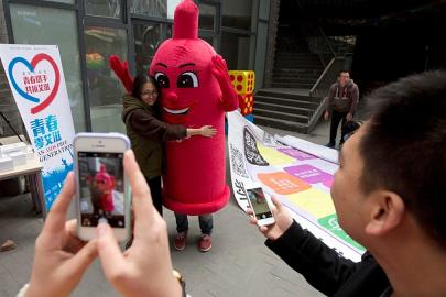 Çin'de yeni 'prezervatif vergisi': Halk sağlık risklerinden endişeli