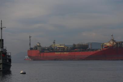 Dev doğalgaz tankeri Çanakkale'den geçerken trafik durduruldu