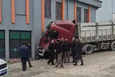 Düzce’de freni boşalan Tır markete girdi!