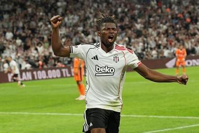 El Bilal Toure sahnede! Büyük hatayı affetmedi