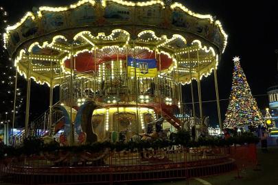 Elektrik kesintileri sürerken Ukrayna'daki sergi merkezinde aileler nadir huzur buluyor