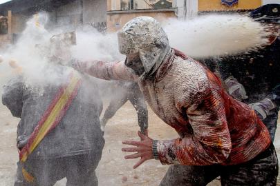 Els Enfarinats: Katılımcıların un ve yumurtayla 'savaştığı' 200 yıllık festival