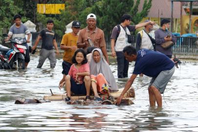 Endonezya’da sel ve toprak kaymaları eelaketi: Can kaybı bini geçti