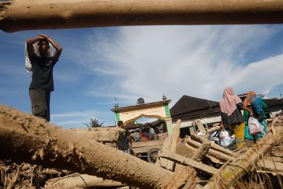 Endonezya'da selde can kaybı 702'ye yükseldi, arama çalışmaları yoğunlaşıyor