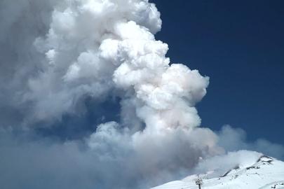 Etna Yanardağı püskürüyor: Kayakçılar pistlerde manzaranın keyfini çıkarıyor