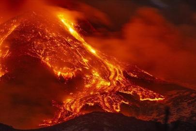 Etna Yanardağı uyandı: Lavlar 400 metreye yükseldi