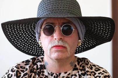 Firari neo-Nazi, yasal kimliğini bir kez daha değiştirmek istiyor