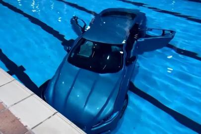 Fransa'da bir sürücü fren yerine gaza basınca kendini havuzda buldu