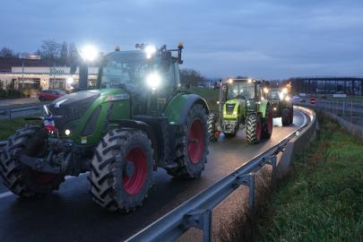 Fransa’da çiftçilerden yol kapatma eylemi