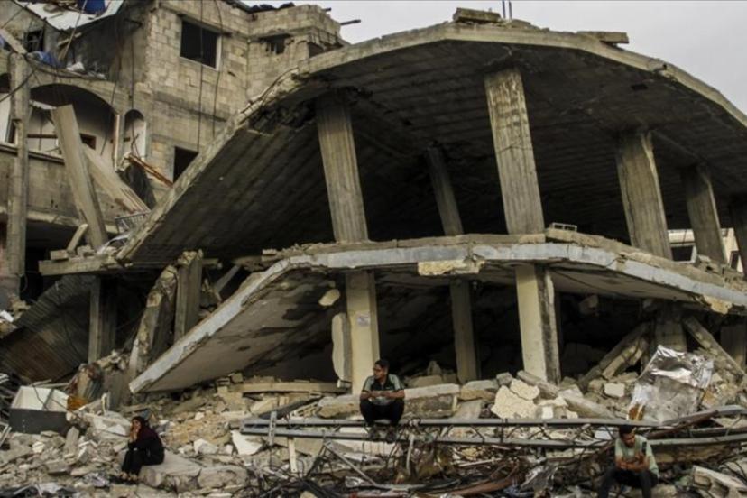 Gazze'de hasarlı yapılar çöktü: 3 ölü